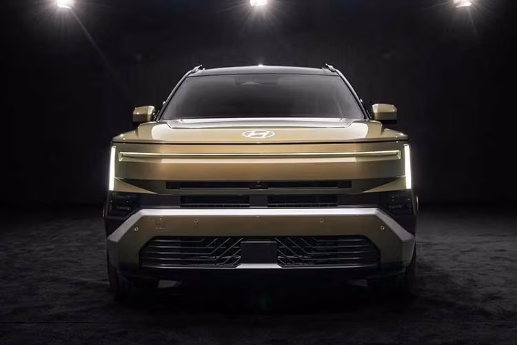 Trên Tucson thế hệ mới, hãng xe Hyundai tiếp tục theo đuổi cách bố trí nội thất kết hợp giữa giao diện kỹ thuật số và các nút điều khiển vật lý. Thay vì chuyển toàn bộ chức năng lên màn hình cảm ứng, hãng vẫn duy trì các nút bấm và núm xoay cho những thao tác quan trọng.