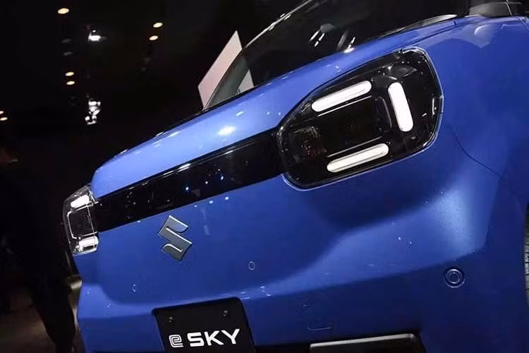 Bên trong Suzuki eSky 2027 là khoang nội thất 4 chỗ, tập trung vào tính thực dụng với nhiều giải pháp chứa đồ và một khay trên mặt táp-lô. Trước mặt người lái là bảng đồng hồ kỹ thuật số trong khi màn hình thông tin giải trí 10,1 inch chỉ dành cho phiên bản cao cấp nhất. Bên dưới màn hình này là một bảng điều khiển riêng cho hệ thống điều hòa.