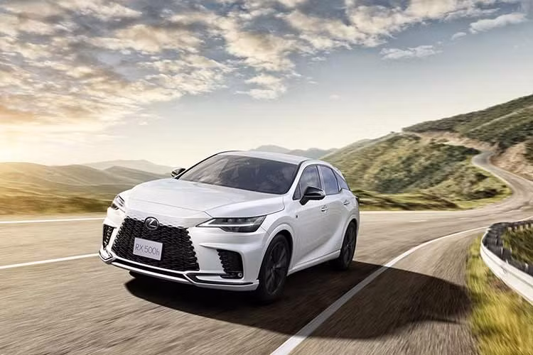 Nürburgring Nordschleife thường là sân chơi của những mẫu xe thể thao, siêu xe và xe hatchback hiệu suất cao dành cho đường đua chứ không phải những mẫu SUV gia đình thông thường như Lexus RX. Tuy nhiên, trong quá trình phát triển một số nâng cấp cho mẫu xe RX vốn bán rất chạy, Lexus đã tìm đến đường đua nổi tiếng của Đức.