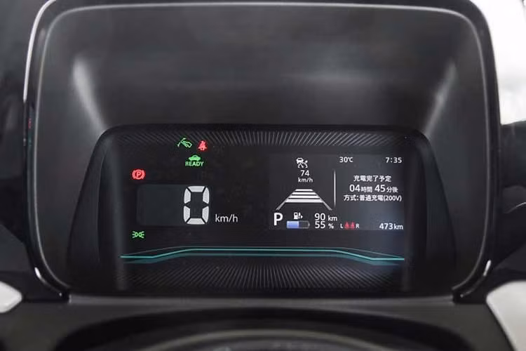 Đối những khách hàng muốn phong cách kín đáo hơn có thể lựa chọn ốp trang trí dạng lưới với 8 màu khác nhau. Suzuki cũng cung cấp 3 mẫu đề-can mang phong cách vui nhộn cho cửa cốp