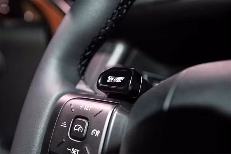 Thiết kế lại cụm điều khiển trung tâm cũng giúp Hyundai tận dụng không gian hiệu quả hơn. Cụm điều khiển được nâng lên, tạo thêm một khoang chứa đồ lớn bên dưới. Các mảng ốp cửa được thiết kế lõm vào, mang lại thêm không gian cho khu vực tay của người ngồi.