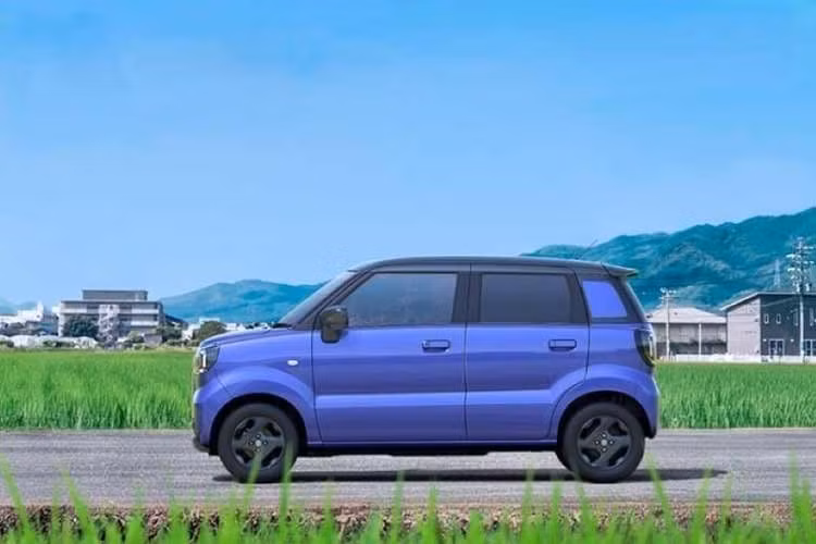 Suzuki eSky sẽ được đưa tới các đại lý tại Nhật Bản từ ngày 16/11 với mục tiêu doanh số 1.000 xe mỗi tháng. Phiên bản A tiêu chuẩn có giá khởi điểm 2.120.000 Yên (khoảng 424 triệu đồng) trong khi con số tương ứng của bản X cao cấp nhất là 2.790.000 Yên (558 triệu đồng).