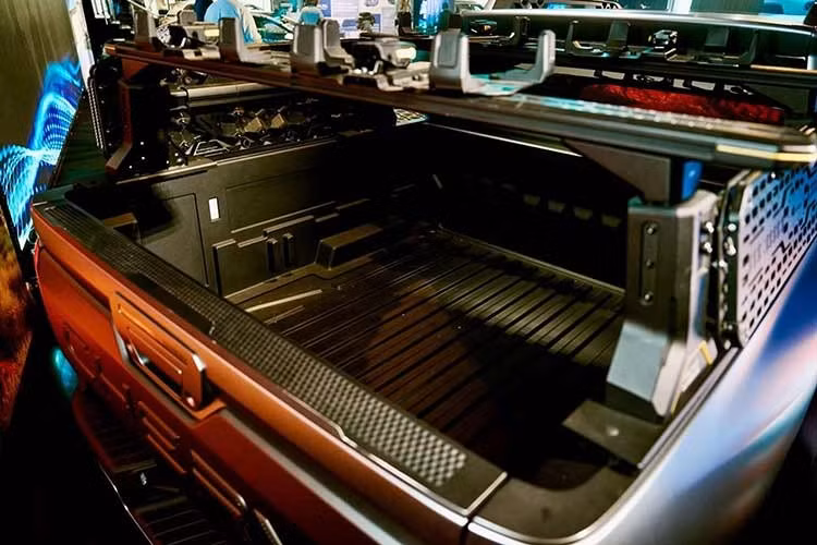 Chery Stockman cũng có phạm vi hoạt động thuần điện tương đương với JAC T9 PHEV và dài hơn Ford Ranger PHEV. Với bộ pin LFP dung lượng 34 kWh, mẫu xe Trung Quốc này có thể di chuyển tối đa 96 km mà không cần dùng động cơ diesel. Con số tương ứng của JAC T9 PHEV và Ford Ranger PHEV lần lượt là 100 km và 45 km.