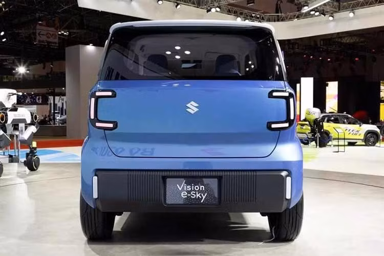 Đối với những chủ xe eSky muốn cá nhân hóa mẫu ôtô điện của mình cá tính hơn, Suzuki cung cấp một loạt phụ kiện tùy chọn dành cho . Danh mục này bao gồm 2 gói trang trí với các chi tiết màu sắc nổi bật, thảm sàn có thể tái chế được làm hoàn toàn từ polyester và nhiều phụ kiện sạc khác nhau.