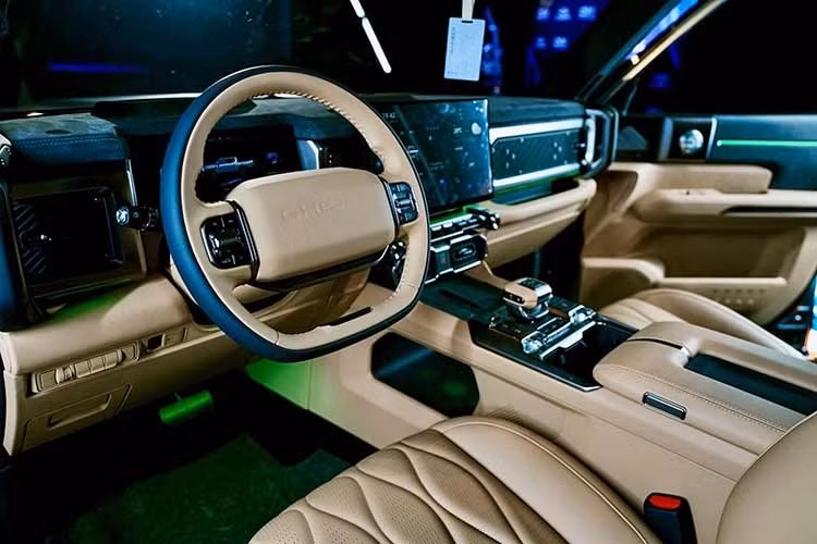 Chery cũng nhấn mạnh Stockman sử dụng hệ thống treo tay đòn kép phía trước và hệ thống treo nhíp lá phía sau. Bên cạnh đó là khóa vi sai trên cầu trước, trung tâm và cầu sau. Những chi tiết này cho thấy xe nhiều khả năng sẽ sử dụng hệ dẫn động 4 bánh 4WD truyền thống với cả động cơ diesel và các mô-tơ điện được bố trí phía trước.