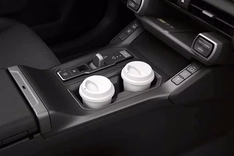 Suzuki hiện chưa công bố phạm vi hoạt động theo chuẩn WLTP của mẫu xe này. Trong khi đó, Toyota RAV4 PHEV bản châu Âu có thể chạy tới 100 km chỉ bằng điện nhờ pin dung lượng 22,7 kWh. Đáng chú ý, Across tăng tốc 0-100 km/h trong thời gian 6,1 giây, chậm hơn đôi chút so với con số 5,8 giây của Toyota RAV4 PHEV.