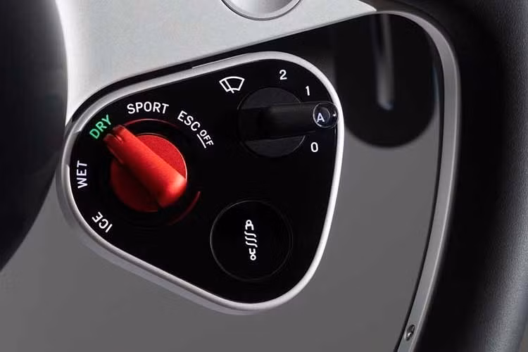Toàn bộ mặt đồng hồ được bảo vệ bằng kính Gorilla Glass cao cấp.Phía trên màn hình trung tâm là cụm điều khiển phụ tích hợp các chức năng chiếu sáng, sấy kính, đèn đọc bản đồ, nút khẩn cấp và núm xoay kích hoạt chế độ xuất phát thể thao.