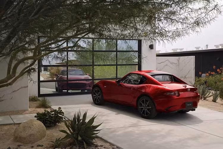Thế hệ thứ 4 kỷ niệm 10 năm của Mazda MX-5 Miata đã có mặt tại Mỹ (ra mắt từ năm 2016), đến năm 2026 MX-5 Miata đã nhận được một số cập nhật, chủ yếu tập trung vào tinh chỉnh nội thất.