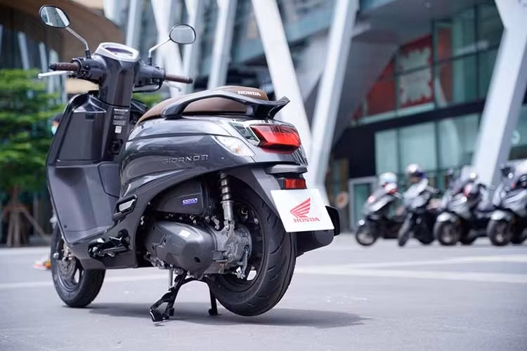 Mức giá đề xuất cho Honda Giorno+ 2026 là 68.700 baht (56,5 triệu đồng). Phiên bản CBS có 3 màu: xanh đen, xanh lá đen và xám đen, giá đề xuất 63.700 baht (52,4 triệu đồng).