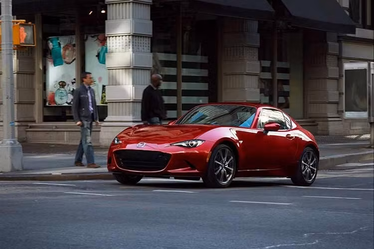 Phân khúc xe thể thao mui trần và roadster đã suy giảm mạnh, vô số mẫu xe bị khai tử như Camaro, Cascada, Eos, SLK và BMW Z4 cũng sắp "nghỉ hưu", cùng với 8-Series. Tuy nhiên, Mazda MX-5 Miata vẫn sống sót kiên cường.