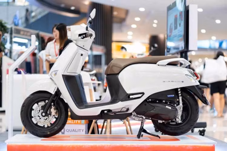 Mẫu xe ga Honda Giorno+ 2026 được thiết kế theo phong cách cao cấp mới, thể hiện tính tiên phong dẫn đầu xu hướng. Xe có hướng tiếp cận hiện đại hơn nhờ thiết kế nổi bật, phối màu tinh tế, kết hợp hài hòa giữa hiệu năng và tiện ích, phù hợp trọn vẹn với lối sống đô thị.