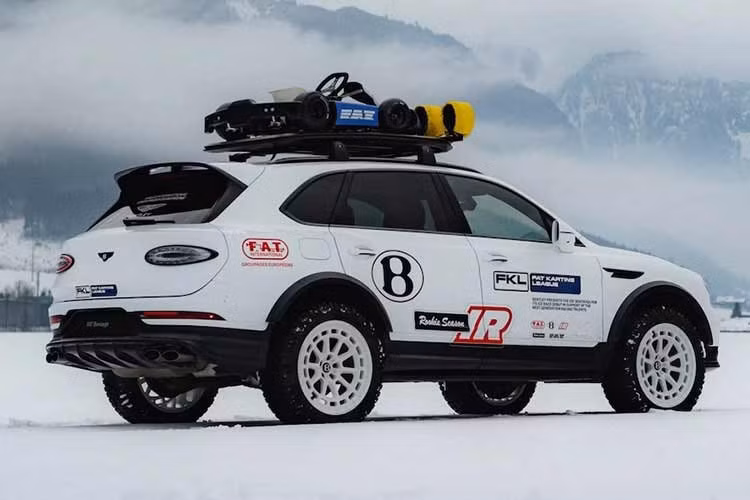 Bentayga cốt lõi vốn đã nổi tiếng với khả năng đa năng từ hiệu suất cực đoan, sự thoải mái sang trọng tinh tế và khả năng off-road ấn tượng. Bentayga Speed tập trung vào khả năng động lực tối đa và tốc độ thuần túy, trong khi Bentayga Extended Wheelbase nhấn mạnh sự xa xỉ và sức khỏe cho hàng ghế sau.