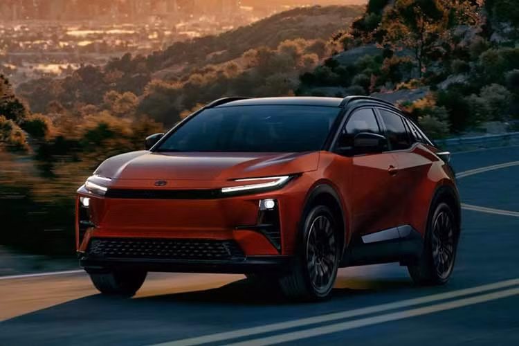 Mẫu xe SUV điện Toyota C-HR 2026 được bán ra với giá 37.000 USD (khoảng 962,16 triệu đồng), chưa bao gồm phí vận chuyển. Con số này nhanh chóng trở thành tâm điểm bàn luận khi cao hơn “đàn anh” SUV điện bZ cùng nhà tới 2.100 USD (54,6 triệu đồng).