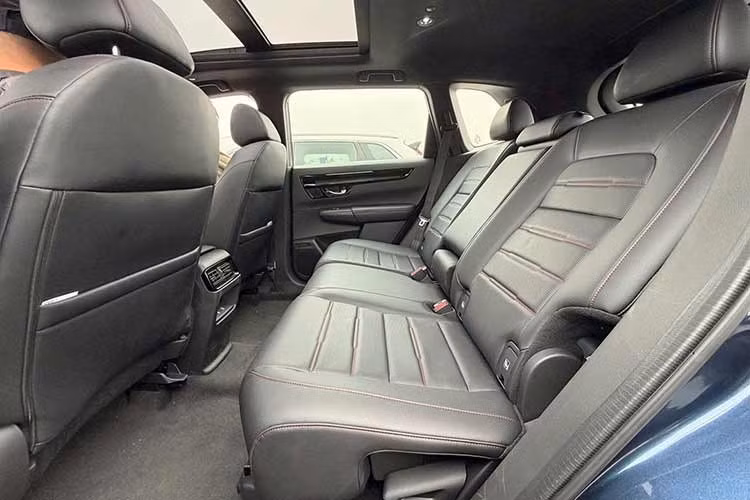 Tìm đến CR-V e:HEV RS, khách hàng nhận được thêm cửa sổ trời toàn cảnh, trần xe tối màu, đèn viền nội thất, thẻ khóa từ thông minh và bảng đồng hồ kỹ thuật số 10,2 inch thay vì đồng hồ cơ kết hợp màn hình 7 inch như trên e:HEV L.