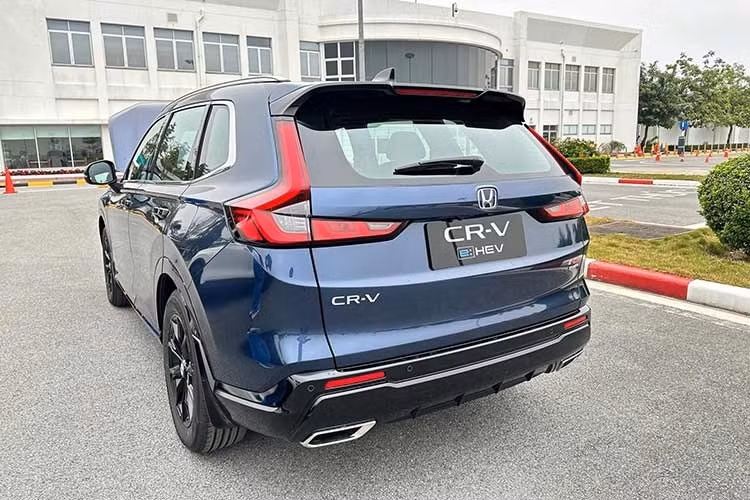 Dưới nắp ca-pô là động cơ xăng 2.0L hút khí tự nhiên kết hợp với hai mô-tơ điện, sản sinh công suất 204 mã lực và mô-men xoắn 335Nm. Sức mạnh được truyền xuống cầu trước thông qua hộp số vô cấp eCVT. Chế độ lái Individual (Cá nhân hóa) - vốn đã xuất hiện trên Civic e:HEV - lẫn tùy chọn hệ dẫn động bốn bánh toàn thời gian (AWD) đều “vắng mặt”.