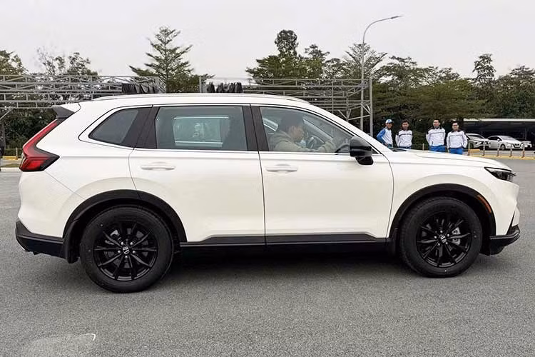 Như vậy, khi so sánh với xe nhập khẩu trước đây, Honda CR-V e:HEV RS lắp ráp Việt Nam có giá thấp hơn 9 triệu đồng nhưng có thêm các trang bị mới. Trong khi đó, CR-V e:HEV L lần đầu tiên xuất hiện, được ấn định ở mức giá cao hơn 71 triệu đồng khi so sánh với bản CR-V L máy xăng trước đây.