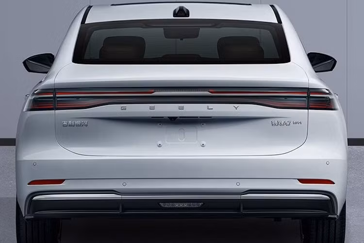 Geely đang quảng cáo mức tiêu thụ nhiên liệu trong phạm vi 2,0 lít/100km ngay cả khi pin yếu và phạm vi tổng thể đáng kinh ngạc là hơn 2.100km. Chưa có thông tin chi tiết kỹ thuật nào được công bố, nhưng chiếc xe này sẽ được trang bị hệ động lực hybrid PHEV EM-i thiên về hiệu quả của công ty, cùng loại với hệ thống được tìm thấy trong Galaxy Starship 7.