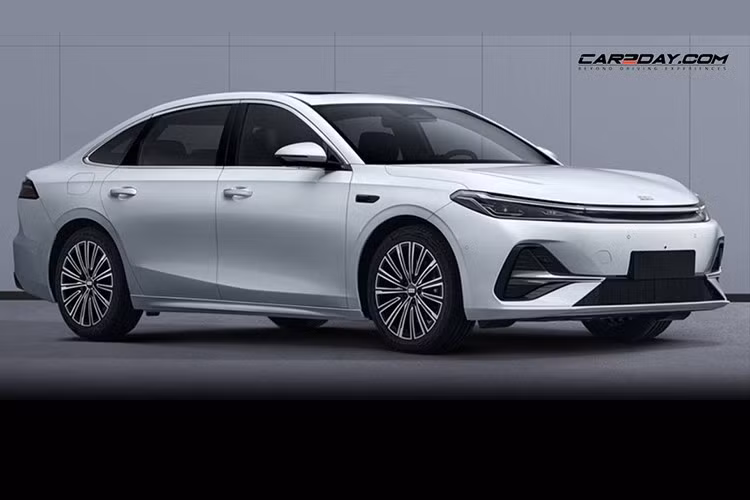 Động cơ 4 xi-lanh 1,5 lít 111PS/136Nm của xe được kết hợp với hộp số hybrid chuyên dụng điện hóa 11-1 (E-DHT), cùng với mô-tơ điện sản sinh công suất 218PS (160kW) và 262Nm. Hai tùy chọn pin lithium sắt phosphate (LFP) thường được cung cấp - gói 8,5 và 18,4kWh cung cấp phạm vi chạy hoàn toàn bằng điện lần lượt là 60 và 130km (theo chu kỳ CLTC dễ dãi của Trung Quốc) trong Galaxy Starshine 8.