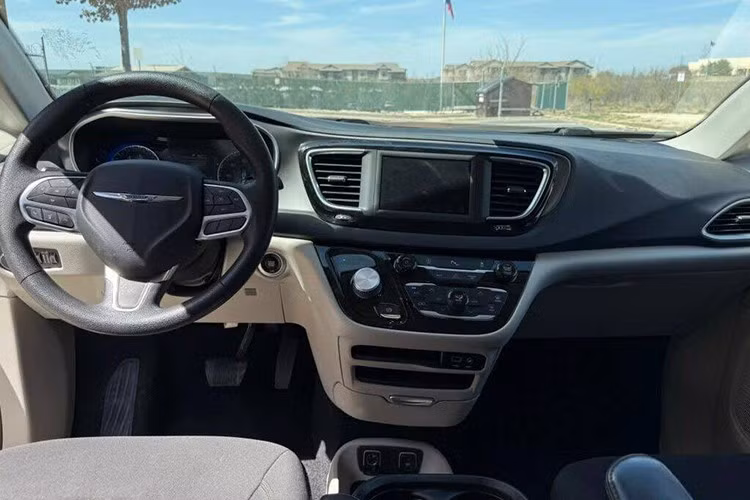 Chrysler Pacifica thuộc phân khúc minivan cao cấp, cạnh tranh trực tiếp với các mẫu xe như Kia Carnival, Honda Odyssey hay Toyota Sienna. Về kích thước, Pacifica dài và rộng hơn đôi chút so với Kia Carnival, với trục cơ sở gần tương đương, mang lại không gian nội thất rộng rãi.