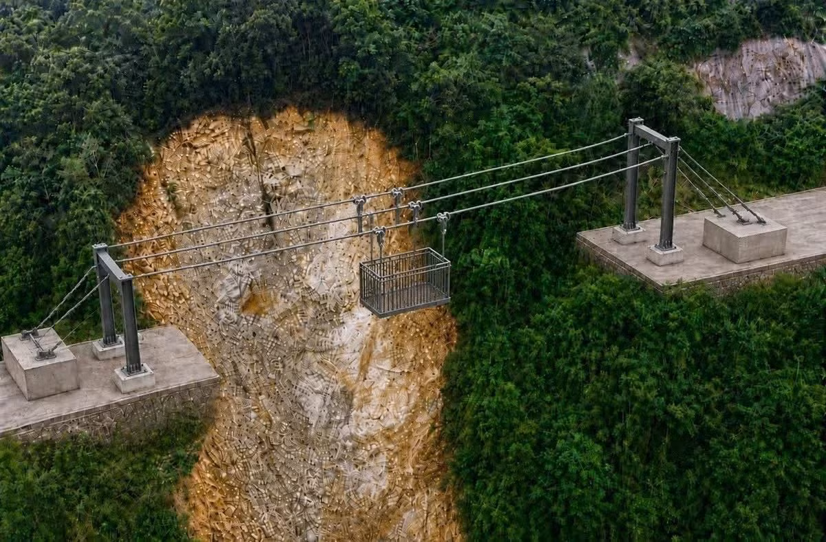 Đề xuất lắp hệ thống zipline tải trọng trung bình để vận chuyển người và hàng hóa nhẹ trong thời gian chờ sửa chữa tuyến đường.