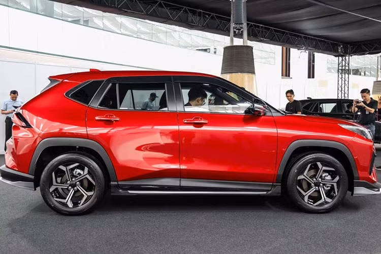 Xe được phát triển trên nền tảng DNGA, khung gầm quen thuộc đang được Perodua sử dụng cho nhiều dòng xe chủ lực. Về kích thước, Perodua Traz sở hữu thông số dài x rộng x cao lần lượt là 4.310 mm x 1.770 mm x 1.655 mm, chiều dài cơ sở đạt 2.620 mm, gần tương đồng với Toyota Yaris Cross. Ngoại hình xe mang phong cách SUV đô thị hiện đại, tỷ lệ thân xe gọn gàng, khỏe khoắn