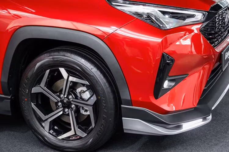 Trang bị ngoại thất trên Perodua Traz ở mức khá trong phân khúc. Xe có đèn LED toàn phần, đèn định vị ban ngày LED, gương chiếu hậu gập điện tích hợp đèn báo rẽ, cánh gió sau và bộ mâm hợp kim 17 inch. Bản H được bổ sung thêm nhiều tiện ích đáng giá như cửa hậu đóng mở điện rảnh tay, đèn sương mù LED và đèn chào mừng tích hợp trên gương chiếu hậu.