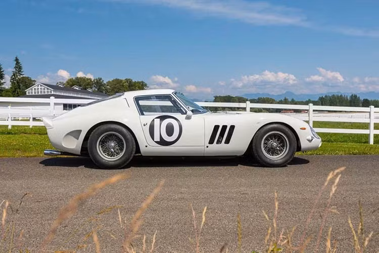 Ferrari chỉ sản xuất tổng cộng 36 chiếc 250 GTO trong giai đoạn 1962–1964, mỗi xe đều gắn với lịch sử đua xe và giá trị sưu tầm cực cao. Tuy nhiên, 3729GT lại là một trường hợp “ngoại lệ” ngay từ khi rời nhà máy Maranello. Theo đơn đặt hàng ban đầu, chiếc xe được sơn màu trắng Bianco Speciale – một lựa chọn gần như không tồn tại đối với Ferrari thời kỳ đó.
