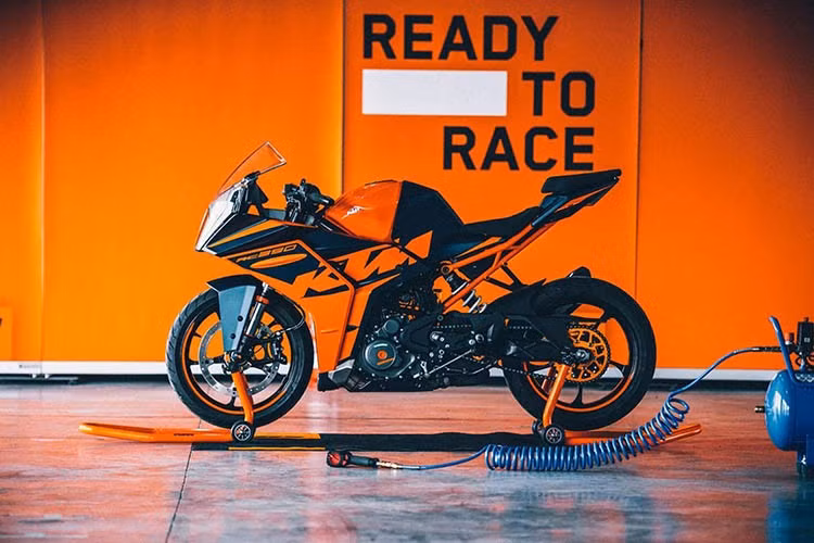 Hãng xe môtô KTM đã chính thức ngừng sản xuất RC 390 , chấm dứt việc bán mẫu xe thể thao phân khối nhỏ này trên toàn cầu sau hơn một thập kỷ có mặt trên thị trường. Hãng xe Áo này cho biết rằng nhu cầu mẫu sportbike xi-lanh đơn đã không đáp ứng đủ nguồn cung trong những năm gần đây.