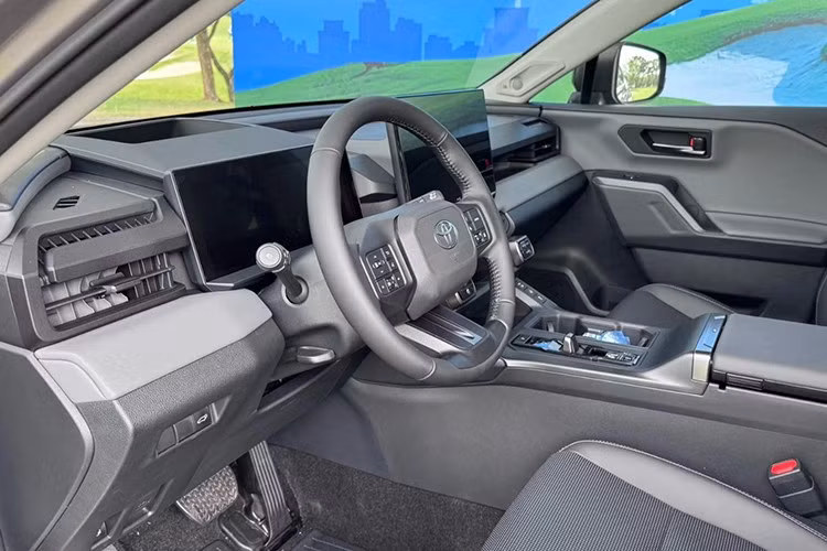 Nội thất mẫu xe SUV Toyota RAV4 2026 hoàn toàn mới còn được trang bị hệ thống âm thanh JBL, cửa sổ trời và màn che khoang hành lý tiêu chuẩn. Xe vẫn giữ cấu hình 5 chỗ, không có hàng ghế thứ ba.