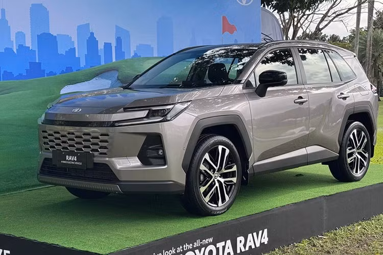 Mẫu xe SUV Toyota RAV4 2026 mới hiện đang là phần thưởng “hole-in-one” tại một giải đấu golf, thu hút sự chú ý không nhỏ từ giới truyền thông Philippines. Xe sở hữu ngoại hình hiện đại hơn, với phần đầu xe kết hợp các chi tiết thiết kế từ Corolla Cross và Camry – bao gồm lưới tản nhiệt đặc trưng và cụm đèn pha sắc nét.
