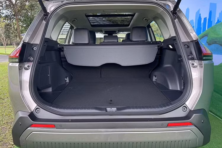 Tại thị trường Nhật Bản, Toyota RAV4 có giá bán khởi điểm từ khoảng 4,5 triệu yên cho bản Adventure (tương đương khoảng 763 triệu đồng). Phiên bản Z có giá từ khoảng 4,9 triệu yên, tương đương khoảng 828 triệu đồng.