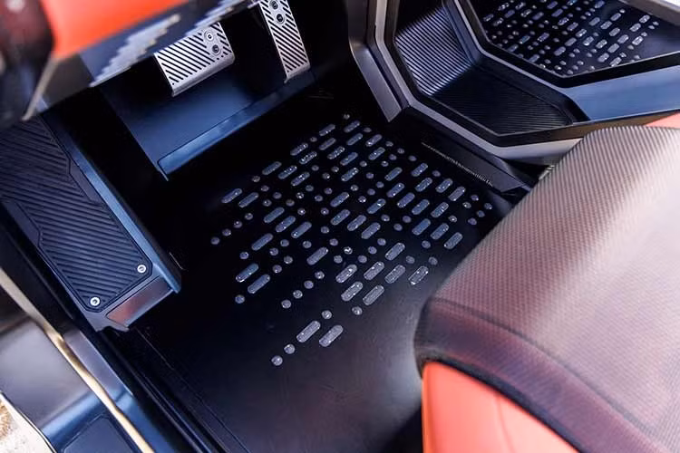Ngoài ra, các phiên bản mới còn được trang bị khả năng sạc hai chiều Vehicle-to-Home và Vehicle-to-Vehicle, cho phép xe cung cấp điện cho nhà ở hoặc sạc cho xe điện khác khi cần thiết. Dù là xe điện địa hình cỡ lớn, HUMMER EV hiện nay vẫn sở hữu hiệu năng đáng kinh ngạc.