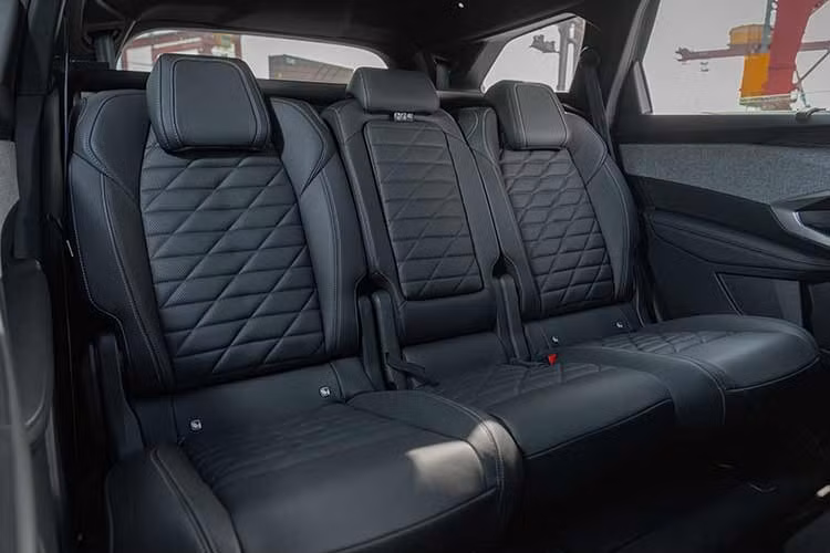 Hàng ghế thứ hai của Peugeot 5008 2026 có thể trượt và gập theo tỷ lệ 40:20:40, trong khi hàng ghế thứ ba gập theo tỷ lệ 50:50, dung tích khoang hành lý của xe có thể mở rộng lên tới 2.232 lít khi gập các hàng ghế phía sau. Xe sử dụng động cơ xăng tăng áp 1.6L Turbo PureTech, sản sinh công suất 180 mã lực và mô-men xoắn cực đại 300 Nm. Động cơ đi kèm hộp số tự động 6 cấp và hệ dẫn động cầu trước.