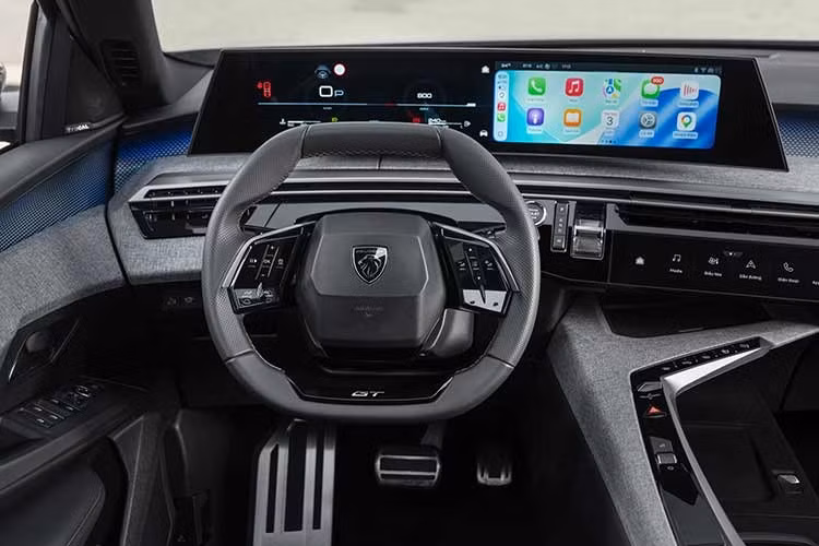 Ngoài ra, Peugeot 3008 thế hệ mới lắp ráp tại Việt Nam còn được trang bị ghế da Nappa, hệ thống âm thanh Focal Premium Hi-Fi 10 loa, cửa sổ trời toàn cảnh, đèn nội thất ambient, sạc điện thoại không dây và hệ thống lọc không khí AQS.