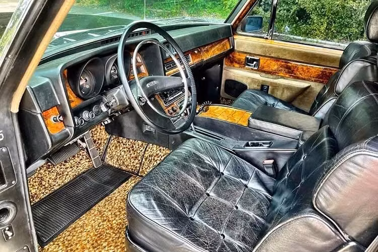 Người kế nhiệm của ZIL-114 là ZIL-4104 nhanh chóng trở thành mẫu sedan sang trọng dành cho giới lãnh đạo Liên Xô. Xe được sản xuất với 2 phiên bản là chiều dài cơ sở ngắn và dài, tương ứng với các mã 41041 và 41047. Phiên bản ngắn là xe sedan trong khi phiên bản dài là limousine.