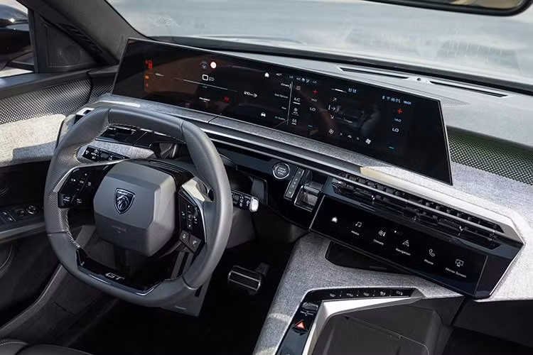 Khoang nội thất của 5008 cũng sử dụng thiết kế Panoramic i-Cockpit với màn hình cong 21 inch tương tự 3008. Xe được trang bị ghế da Nappa, ghế trước chỉnh điện tích hợp sưởi, thông gió, massage và nhớ vị trí. Hàng ghế thứ hai có chức năng sưởi, đi kèm hệ thống điều hòa tự động 3 vùng độc lập.