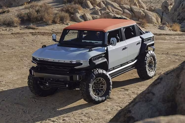 GMC vừa hé lộ những ý tưởng thiết kế mới mang tên HUMMER X Concept, mở ra góc nhìn táo bạo về tương lai của dòng xe địa hình thuần điện nổi tiếng. Không chỉ giữ lại ADN hầm hố đặc trưng của HUMMER EV, các bản concept mới còn được phát triển theo hướng nhỏ gọn hơn, linh hoạt hơn nhưng vẫn duy trì khả năng chinh phục địa hình ấn tượng.