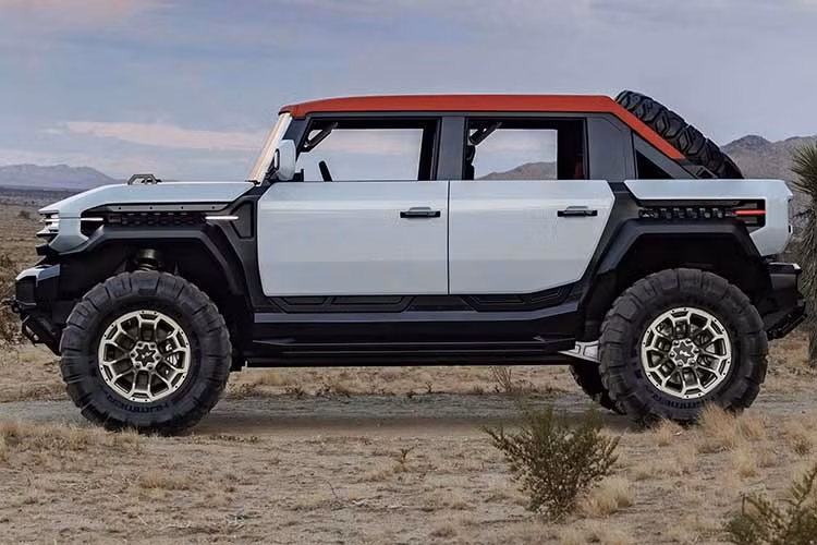 Kể từ khi hồi sinh dưới dạng xe điện, GMC HUMMER EV đã trở thành biểu tượng của phân khúc “EV Supertruck” với thiết kế đồ sộ, công nghệ hiện đại và khả năng off-road thuộc hàng đầu thế giới. Tuy nhiên, kích thước khổng lồ cùng trọng lượng lên đến hơn 4 tấn cũng khiến mẫu xe này không phải lựa chọn phù hợp cho mọi điều kiện sử dụng.