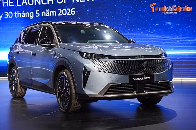 Tương tự 3008, Peugeot 5008 mới sở hữu hàng loạt công nghệ hỗ trợ người lái như camera 360 độ, kiểm soát hành trình thích ứng, hỗ trợ giữ làn đường, phanh khẩn cấp tự động, cảnh báo điểm mù và cảnh báo phương tiện cắt ngang phía sau, giúp tăng cường độ an toàn trong quá trình sử dụng hàng ngày và các hành trình dài của gia đình.