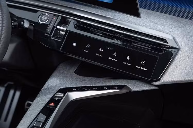 Về vận hành, Peugeot 3008 hoàn toàn mới sử dụng động cơ xăng tăng áp 1.6L Turbo PureTech, cho công suất 180 mã lực và mô-men xoắn cực đại 300 Nm, kết hợp hộp số tự động 6 cấp. Xe được phát triển trên nền tảng STLA Medium mới của Stellantis.