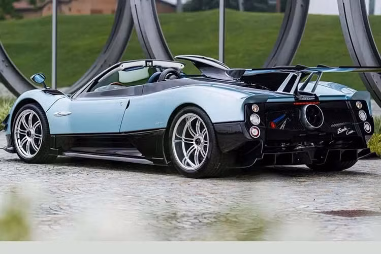 Mặc dù chiếc Zonda lắp ráp mới đã xuất xưởng, các chủ xe vẫn có thể gửi xế cưng của mình quay lại Pagani để đại tu toàn diện thông qua bộ phận Unico, đó chính xác là những gì chủ nhân của chiếc xe này đã làm.