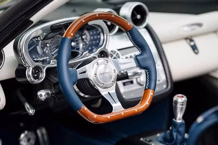 Chiếc xe đã đổi chủ vào năm ngoái và nhanh chóng được gửi về nhà máy Pagani để thực hiện cuộc 'lột xác' tiếp theo. Quá trình chế tác vừa mới hoàn tất, xe đã được đặt cái tên mới "Cervino". Dù ngôn ngữ thiết kế không còn cực đoan như trước, nhưng phiên bản này mang đến phong cách thời thượng và thanh lịch.