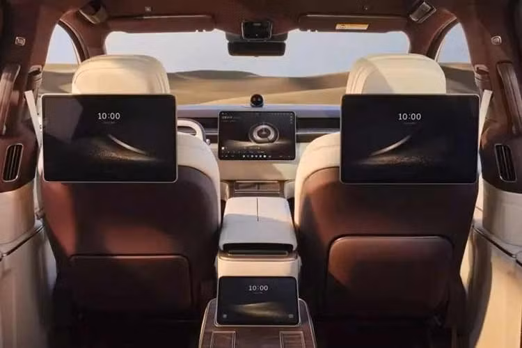 Tương tự các mẫu SUV hạng sang khác, hành khách ở hàng ghế thứ hai được hưởng không gian theo tiêu chuẩn hạng nhất. Không chỉ có hai ghế thương gia độc lập, hàng ghế thứ hai còn đi kèm màn hình giải trí cỡ lớn và hệ thống massage 42 điểm. Bên cạnh đó là bệ đỡ chân có chức năng massage, được gập mở từ mặt sau của ghế trước.