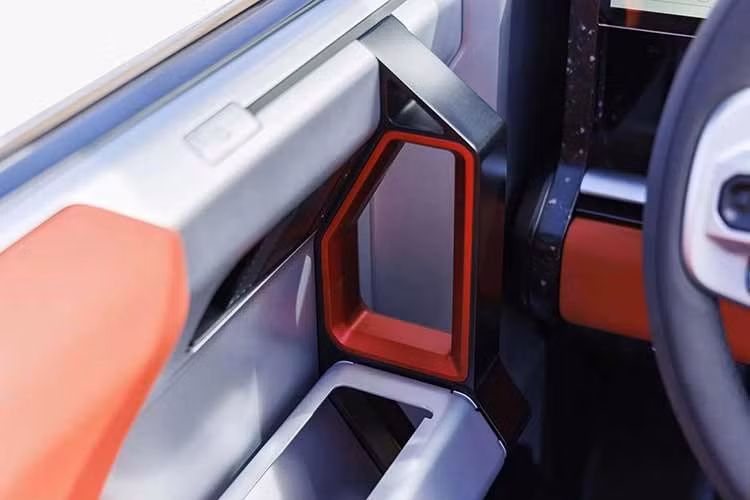GMC nhiều khả năng sẽ tiếp tục duy trì những công nghệ đã làm nên tên tuổi của HUMMER EV như hệ thống đánh lái bốn bánh, chế độ CrabWalk cho phép xe di chuyển chéo, hệ thống treo khí nén nâng gầm và các chế độ lái địa hình chuyên biệt. Đặc biệt, thế hệ HUMMER EV 2026 vừa được GMC nâng cấp với tính năng King Crab hoàn toàn mới, cho phép bánh sau đánh lái với góc lớn hơn đáng kể nhằm tăng khả năng xoay trở trên địa hình kỹ thuật.
