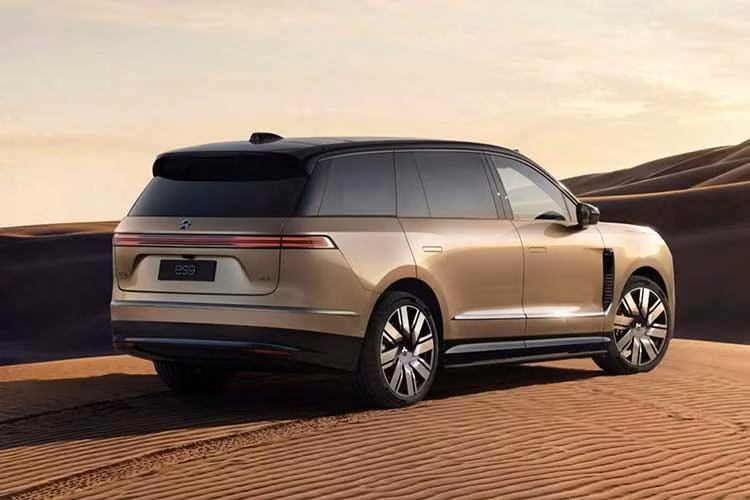 Với kích thước lớn như vậy, việc xe được trang bị bộ mâm 23 inch là điều không quá bất ngờ. Bên cạnh bộ mâm đồ sộ, mẫu SUV cỡ lớn của Trung Quốc này còn sở hữu thiết kế ngoại thất vẫn mang nhiều nét tương đồng với các mẫu xe khác trong danh mục sản phẩm của Nio, bao gồm cụm đèn pha tách tầng đơn giản, những đường nét thân xe gọn gàng và dải đèn hậu LED kéo dài phía sau.