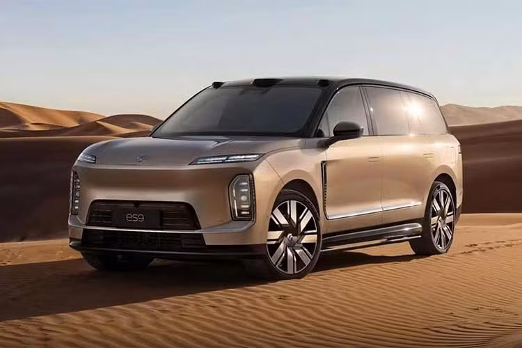 So với những mẫu SUV hạng sang cỡ lớn đến từ Đức như BMW X7 hay Mercedes-Benz GLS, Nio ES9 chạy điện rẻ hơn rất nhiều. Đây cũng là câu trả lời của Nio tới nhiều mẫu xe đồng hương như Lynk &amp; Co 900 mới ra mắt.