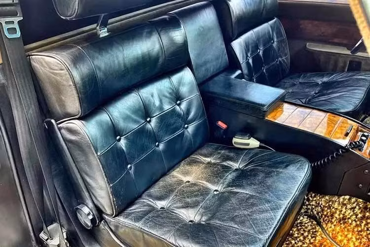 Tất cả đều sử dụng chung khối động cơ V8, dung tích 7.7L được lắp ráp thủ công, sản sinh công suất tối đa 300 mã lực và kết hợp với hộp số tự động 2 cấp hoặc 3 cấp. Sức mạnh này là cần thiết bởi chiếc limousine dành cho nguyên thủ có khối lượng xấp xỉ 3,2 tấn.