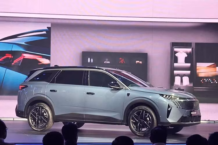 Xe sở hữu lưới tản nhiệt sơn cùng màu thân xe, tạo cảm giác liền khối, hệ thống đèn Pixel LED mô phỏng vuốt sư tử đặc trưng, kéo dài từ đèn pha xuống cản trước, các khe thoáng gió tinh chỉnh nhằm giảm tiếng ồn đồng thời tăng sự ổn định khi vận hành ở tốc độ cao, ốp cản sau màu xám Meteor kết hợp cùng các đường cắt góc cạnh. Xe được trang bị bộ mâm 19 inch với kiểu dáng Breda độc đáo.