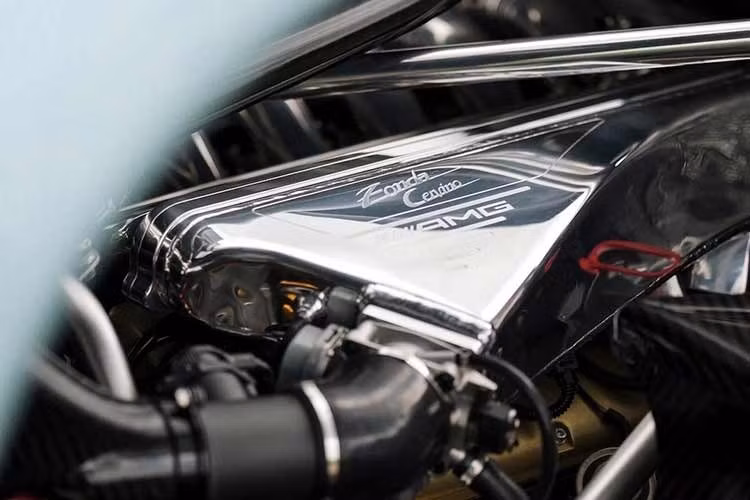 Không một chiếc Pagani thửa riêng nào có thể coi là hoàn thiện nếu thiếu khoang lái độc lạ, Cervino đã đáp ứng hoàn hảo điều đó.Chất liệu da màu đen nguyên bản đã được thay thế bằng sự kết hợp giữa da màu trắng và xanh lam, trải dài trên các hàng ghế, ốp cửa và bảng taplo.