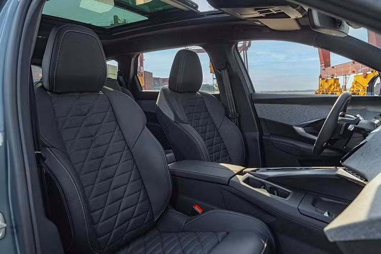 Trung tâm của bảng điều khiển của Peugeot 5008 2026 là màn hình cong Panoramic 21 inch, hỗ trợ kết nối Apple CarPlay/Android Auto không dây. Bên cạnh đó là hàng loạt trang bị tiện nghi đáng chú ý khác như sạc điện thoại không dây, điều hòa tự động tích hợp hệ thống kiểm soát chất lượng không khí AQS, cổng sạc USB Type C cho các hàng ghế và tính năng mở cốp rảnh tay...